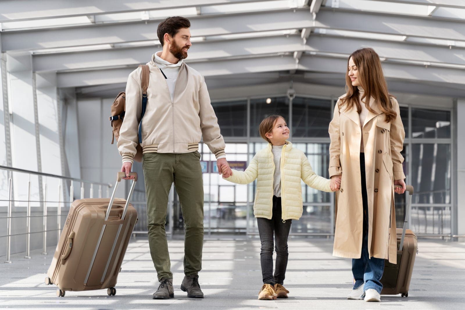 Une famille arrive en vacances avec ses valises